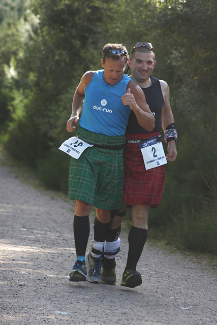 Weltrekordhalter im
              24-Stunden-Dreibeinlauf: Mark Howlett (links) und Rab Lee
              (rechts)